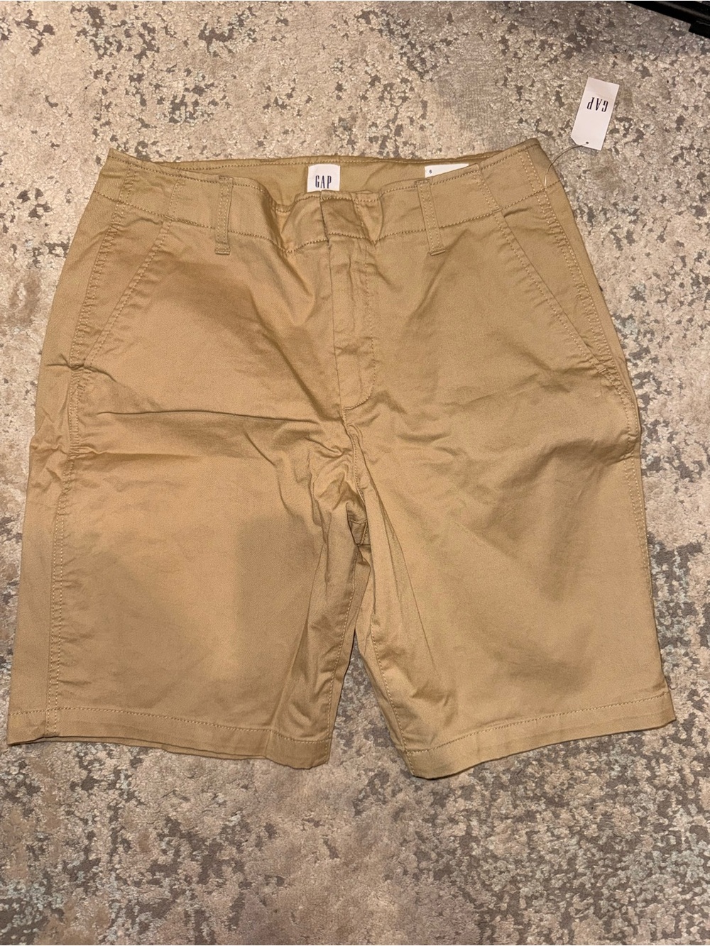 GAP women’s Khaki Flat Front Chino Shorts 6